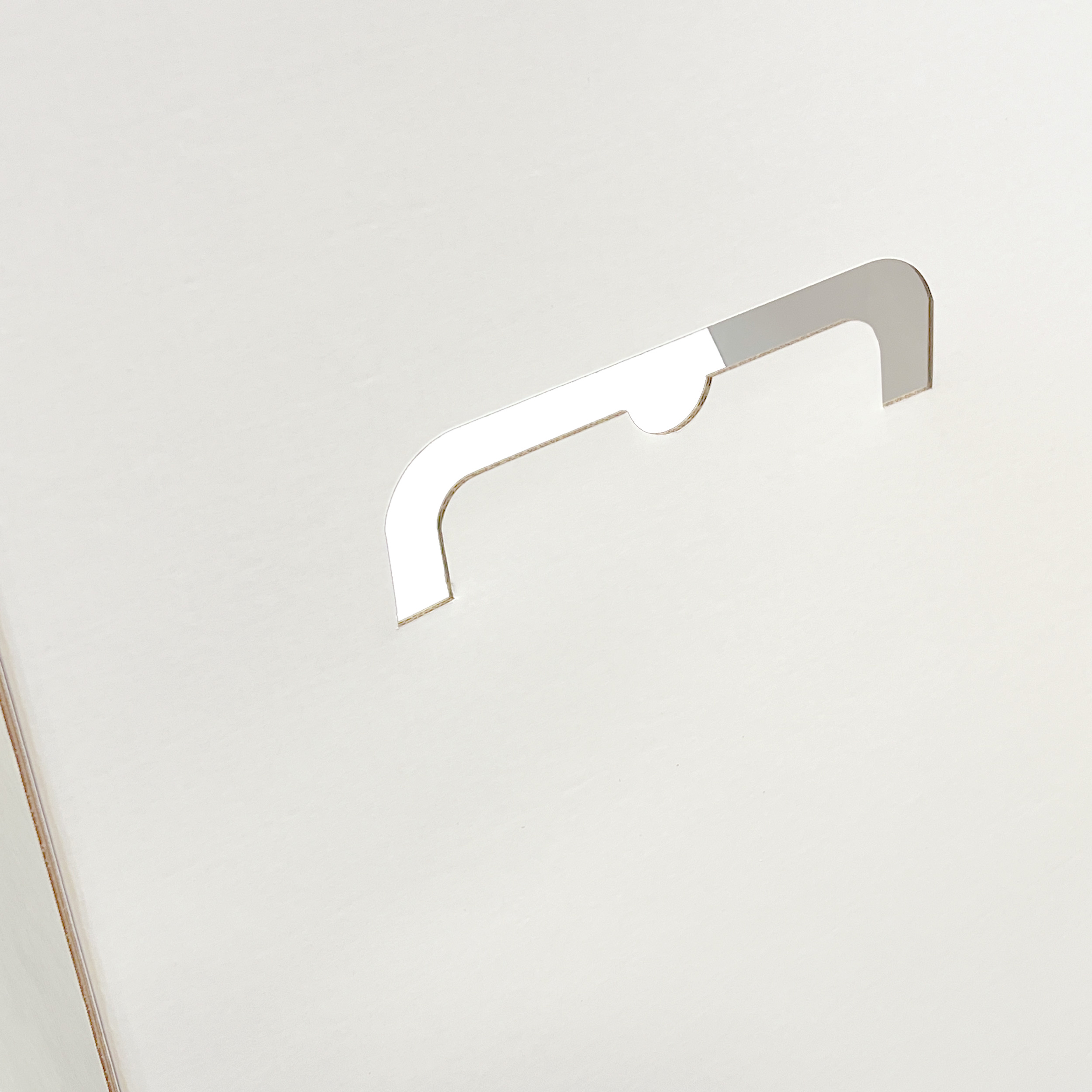 Bodensteller mit 3 Lagen und Topschild. Für Warengewichte von bis zu 7 KG je Lage.